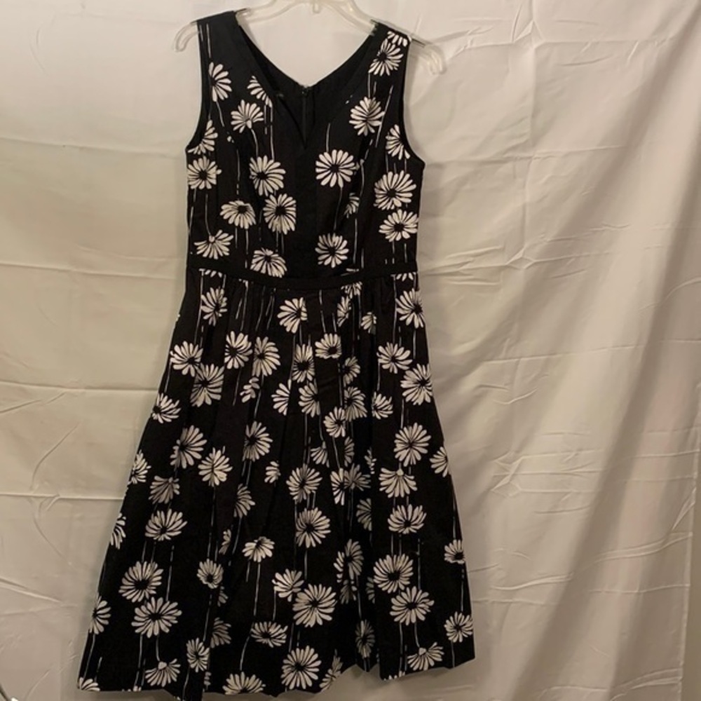 Talbots black and white daisy print sleeveless dress, size 6. Gently used.